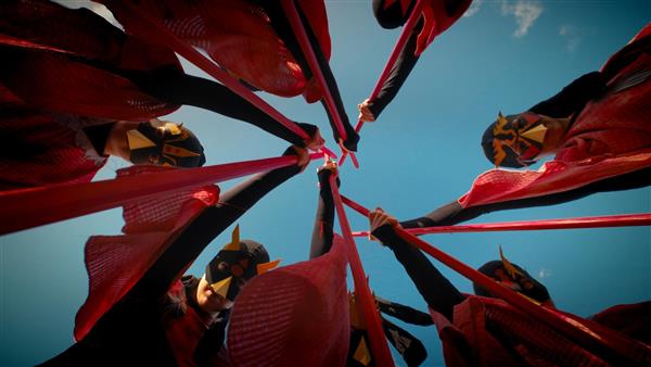Performance Fugleportrett. Personer som holder en rød pinne med fuglemasker. Kunstnar Karin Augusta Nogva