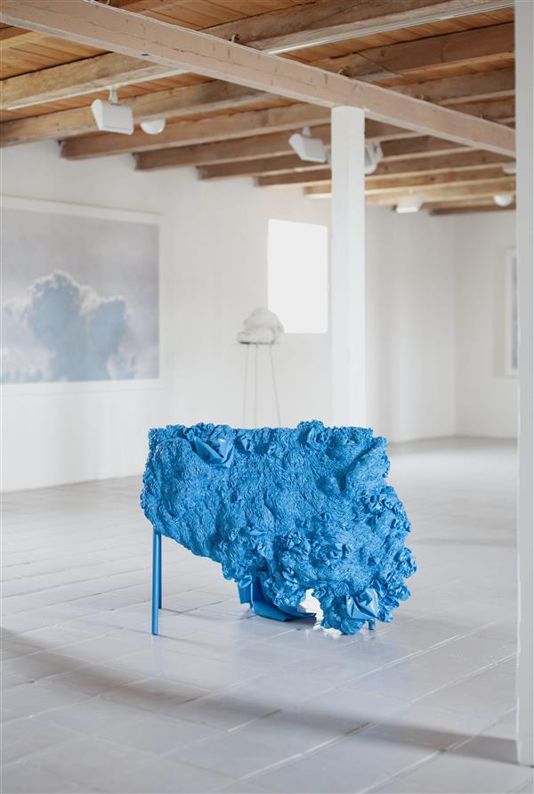 Skulptur i blått skaimateriale av Hanne Friis 