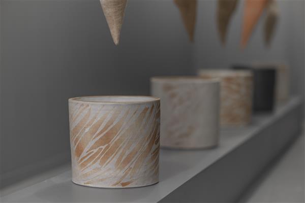Installasjonen Kjellaren av Karen Erland med keramikk-krukker og skrottaposar