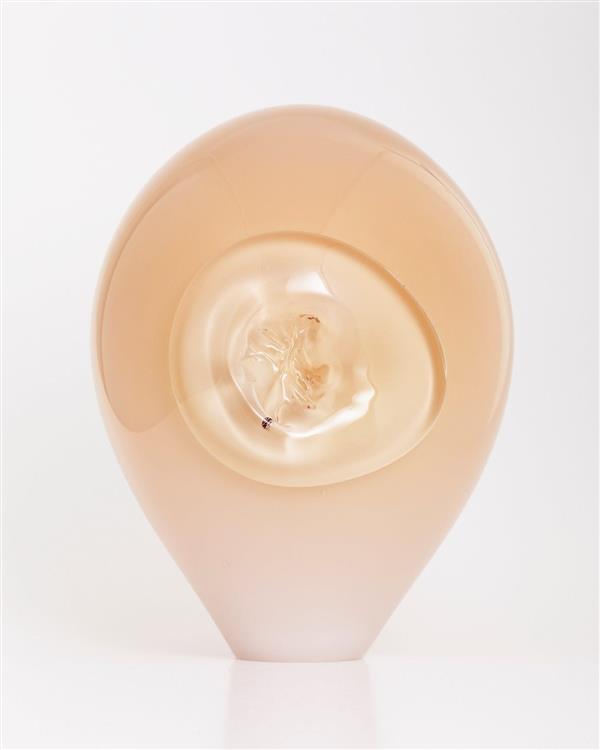 Glasskulptur av Ida Siebke. Lys ferskenfarga eggforma. 
